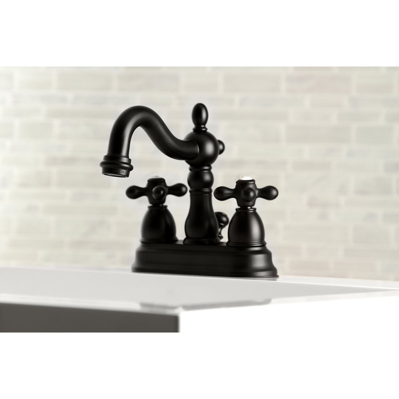 Robinet de salle de bain central à deux poignées et 3 trous à fixation sur le comptoir de 4 po avec bonde escamotable en plastique Kingston Brass Heritage