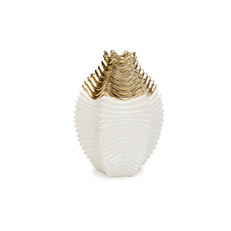 Vase blanc avec plateau doré