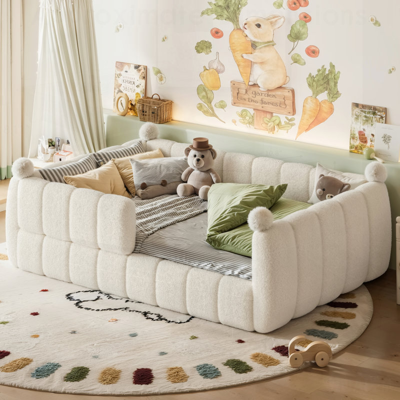 Lit pour enfant rembourré doux, conception Montessori avec rails de sécurité, bas au sol pour un accès facile et sécuritaire