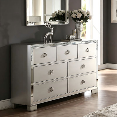 Commode 7 tiroirs en bois massif à finition platine