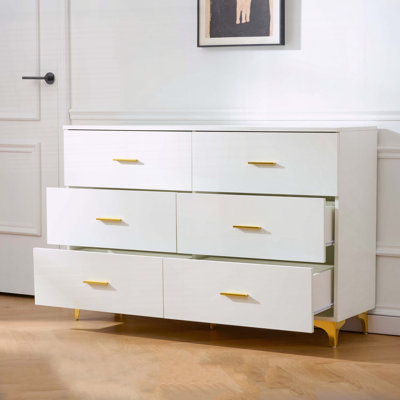 Commode 6 tiroirs blanche avec poignées dorées et pieds en métal