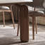 Table en bois massif moderne et durable.-105490335