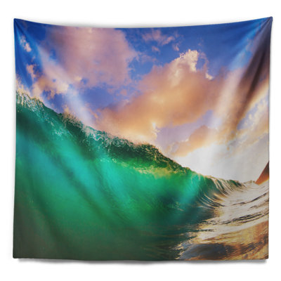 Vagues sous la tapisserie du ciel nuageux Seascape