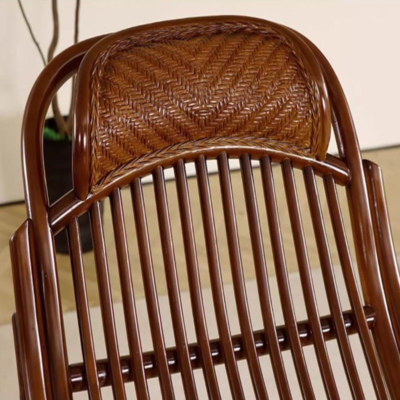 Belle et unique chaise berçante en rotin