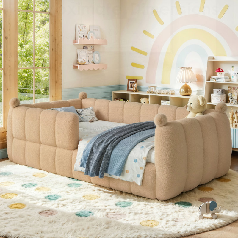 Lit pour enfant rembourré doux, conception Montessori avec rails de sécurité, bas au sol pour un accès facile et sécuritaire