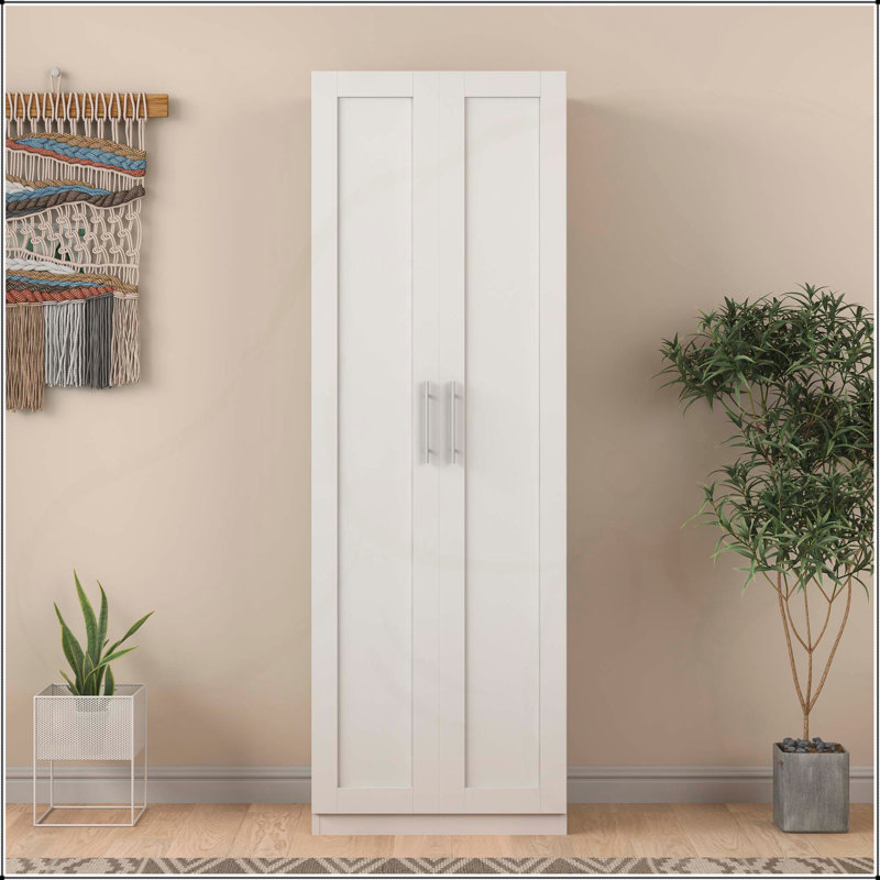 Armoire polyvalente à trois portes et trois compartiments pour le rangement, optimisant l'utilisation de l'espace