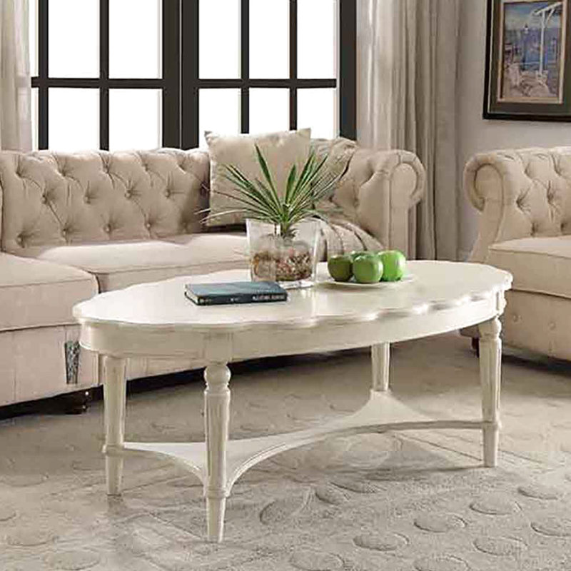 Table basse à charme français antique avec tablette inférieure, peu encombrante pour le salon