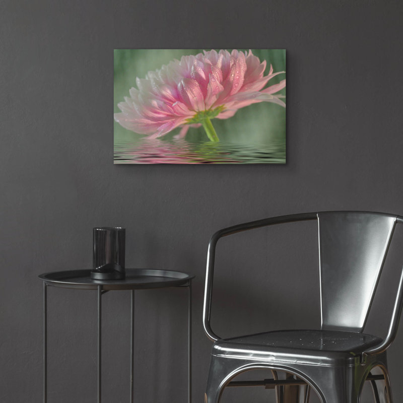 «Dahlia Reflection» par Pamela Plummer, H 16 po x l 24 po x P 0,2 po