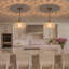 Suspension moderne en laiton naturel à une lumière avec abat-jour en verre transparent texturé diamant, tige réglable, idéale pour un îlot de cuisine ou un hall d'entrée.
