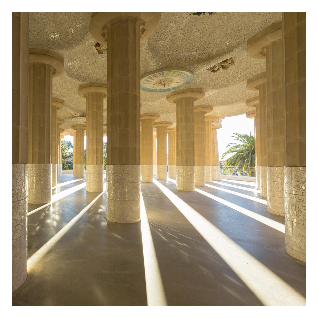 Strukturierte Fototapete Pillars Light Play in Barcelona 3,36 m x 336 cm