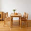 Ensemble de salle à manger en bois naturel avec 2 chaises à dossier canné, style Mid-Century moderne