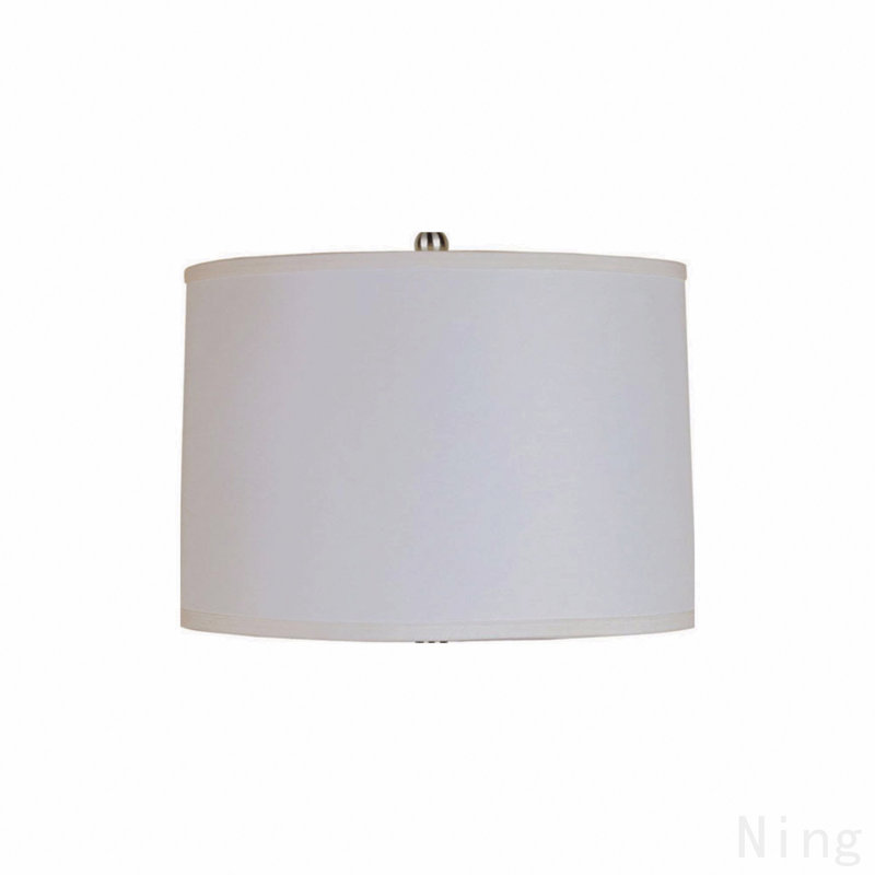 Grande lampe de table en acier 29,5 po avec finition nickel satiné et abat-jour en lin