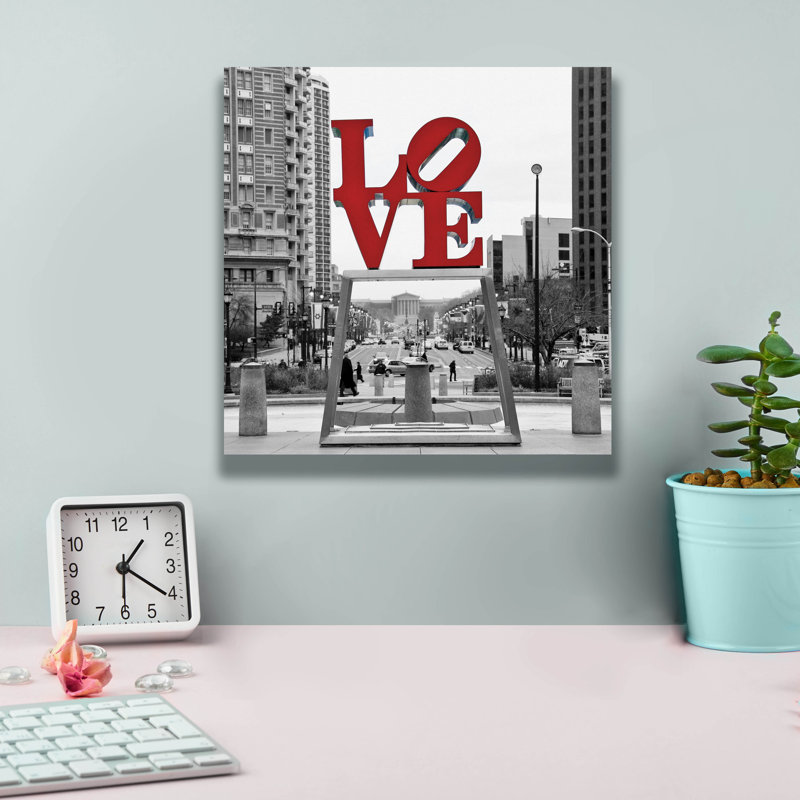 «Love Black, White, Red» par Erin Clark, art mural sur toile, H 12 po x l 12 po x P 0,75 po