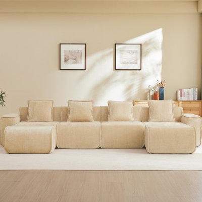 Canapé d'angle 4 places en forme de U, sans dossier, en velours camel, finitions passepoilées, aucun montage requis, coussins décoratifs et 2 poufs amovibles inclus pour une salle de jeux relaxante. Modulaire avec passepoil à assembler, idéal pour un bureau à domicile.