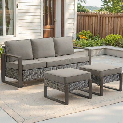 Ensemble de canapé de patio en osier de 75 po avec deux repose-pieds, ensemble de conversation en rotin toutes saisons avec accoudoirs en métal d'aspect bois pour porche de terrasse