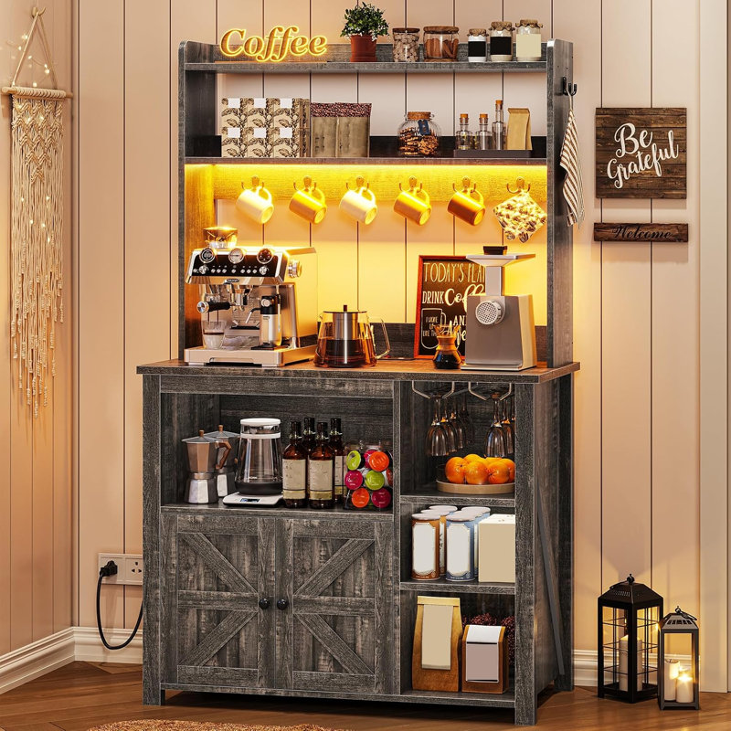 Armoire à café de 35,4 pouces, support de boulanger avec prise de courant et rangement, armoire de cuisine à micro-ondes avec huche, lumières DEL, porte-verre à vin et 8 crochets, gris