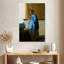 Femme Leisha lisant une lettre-108371054