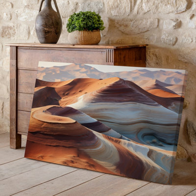 Toile, vue rapprochée d'un paysage désertique texturé mettant en vedette des couches fluides et fluides de tons terreux, y compris des oranges riches