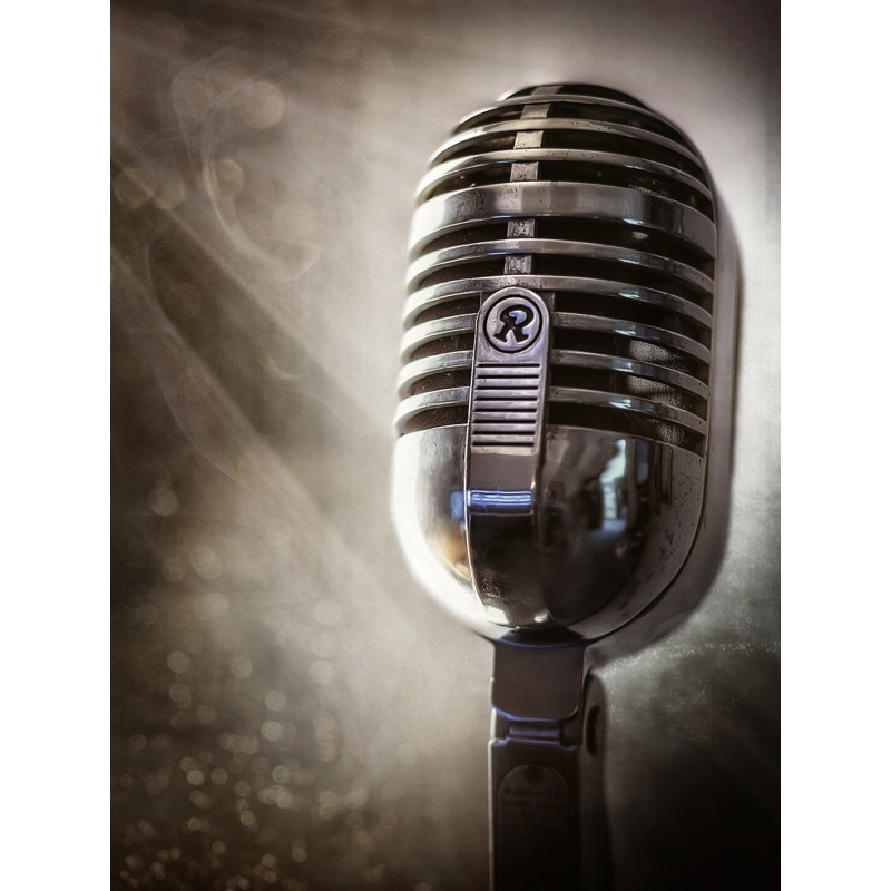 «Smoky Vintage Microphone» par Scott Norris - photographie, H 32 po x l 24 po x P 1,5 po, Toile tendue