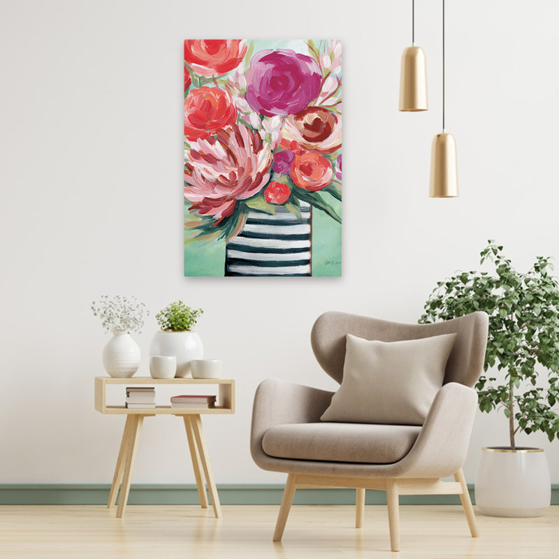 Fleurs de printemps contemporaines et BCBG dans un vase rayé I, H 36 po x l 24 po