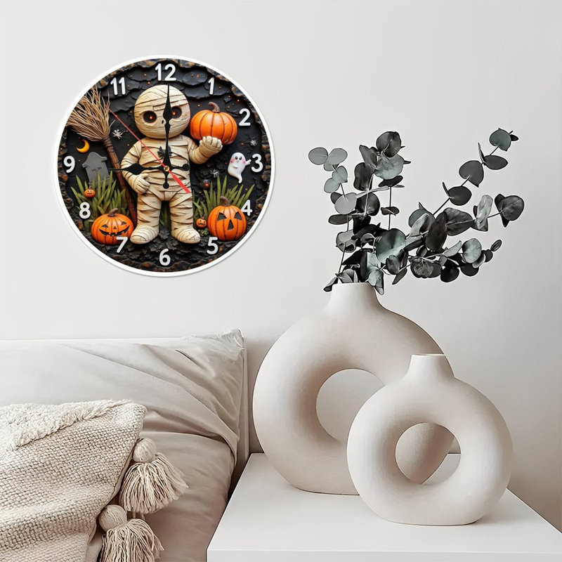 Momie tenant une horloge d'Halloween citrouille