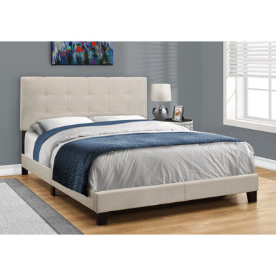 Grand lit tapissier beige pour une chambre confortable avec un revêtement élégant et des lattes en bois