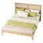 Grand lit de couleur naturelle avec tête de lit délicate et structure stable en bois massif au design élégant et polyvalent