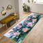 Tapis imprimé abstrait vibrant en matériau doux non tissé avec un motif géométrique saisissant pour une décoration intérieure élégante