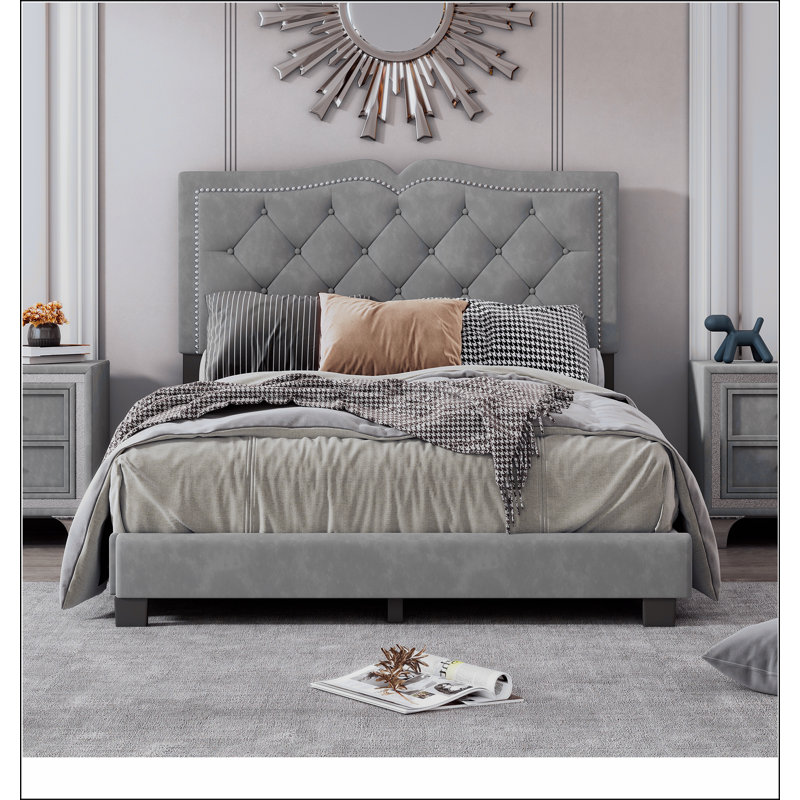 Structure de lit tapissier avec motif de rivets, lit plateforme en velours, Beige
