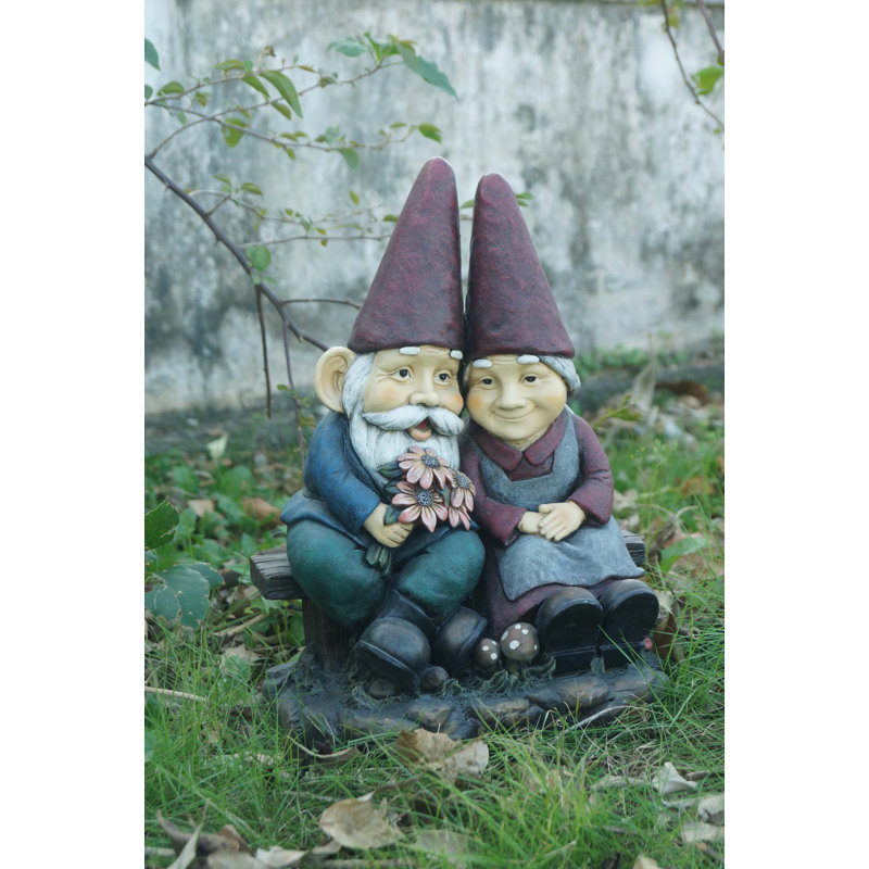 Statue couple de nain de jardin assis sur un banc