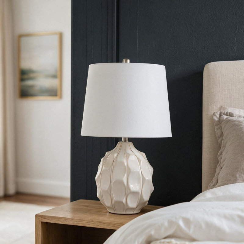 Lampe de table en céramique à motif cascade festonné, bordure crème/taupe, 55,2 cm (21,75 po), style bord de mer.