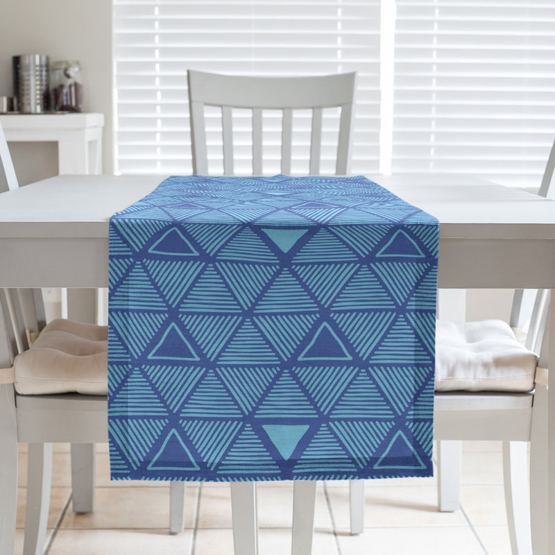 Chemin de table à triangles dessinés à la main Classic, 16 po x 72 po, Bleu clair / Bleu ciel