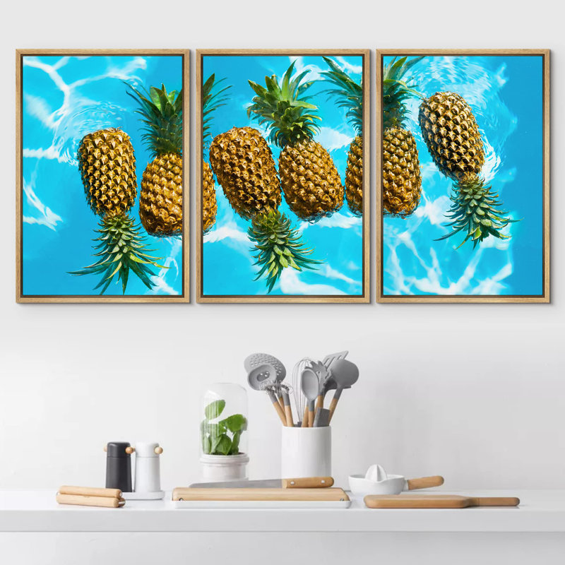 Ananas flottant dans la piscine d'été, photographie de fruits, réalisme, rustique, ultra, Cadre naturel flottant