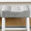 Tabouret à hauteur de comptoir 2 pièces Tommie, velours gris avec sièges en selle, finition blanc délavé, fabrication solide de 2 tabourets, blanc délavé, bois