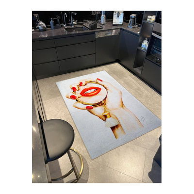 Tapis décoratif moderne beige à motif de lèvres et de mains lavables à la machine