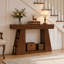 Console étroite de 152 cm avec prise électrique intégrée, table d'appoint rectangulaire de style ferme à placer derrière un canapé, aspect bois, avec compartiments latéraux et tablette de rangement ouverte à lattes pour l'entrée, le salon ou le couloir.