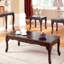3 tables basses traditionnelles en bois massif au fini cerisier foncé avec des pieds et une conception détaillée, 1 2 tables de bout pour le salon, 3 pièces, motif de sculpture complexe, pièce
