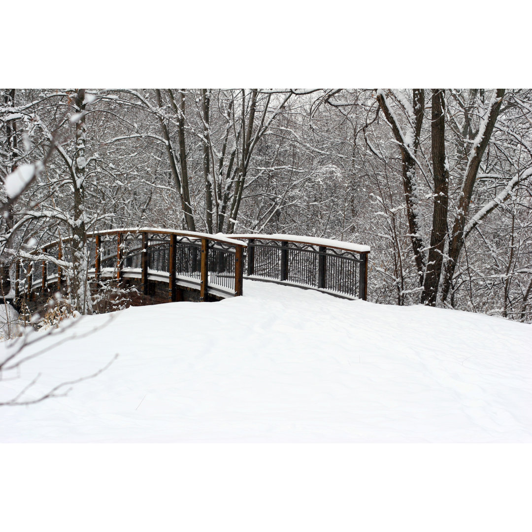 Eine verschneite Brücke, über die man auf die andere Seite gelangt