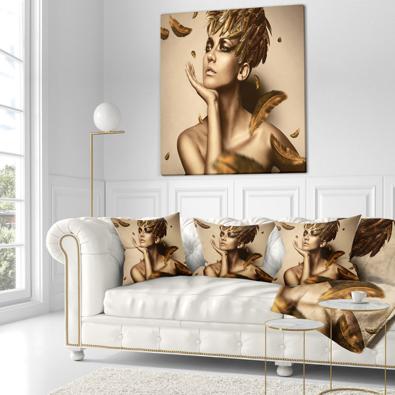 Coussin décoratif femme avec chapeau doré
