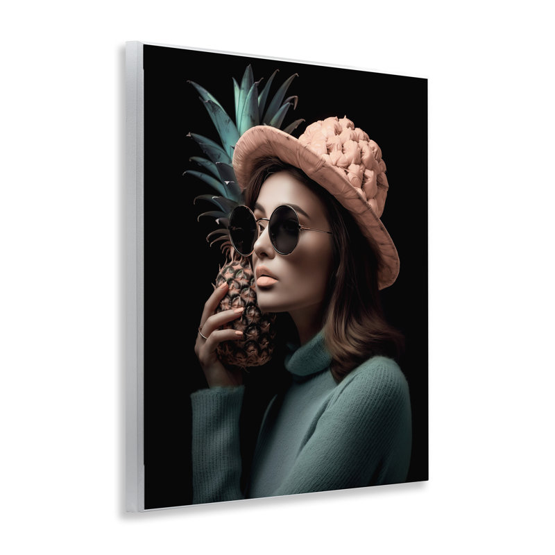 «Chic Girl with Ananas», art mural sur bois par Ziwei Li