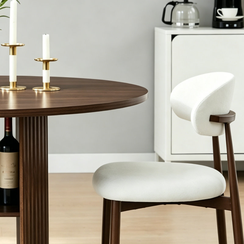 La table de salle à manger ronde de 47,24 po (2 à 4 personnes) avec deux chaises de salle à manger combine des styles moderne et campagnard, avec une tablette de rangement à deux niveaux, idéale pour les salles à manger ou les espaces de vie. Noyer