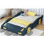 Lit plateforme double en forme de voiture de course avec roues et rangement, bleu foncé et jaune-129631722