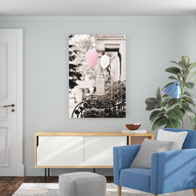 «Pink and White Ballons In City» - Photographie sur toile tendue