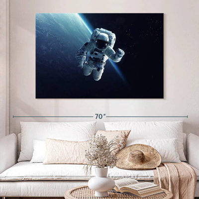 Un astronaute d'Oberle flottant dans l'espace