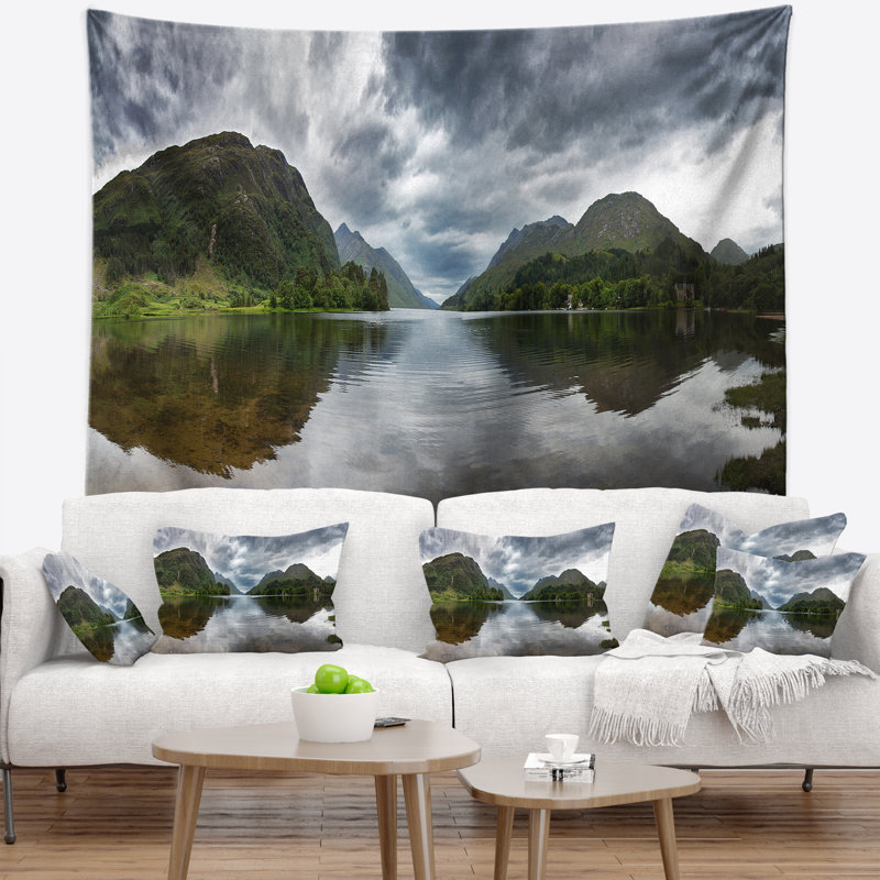 Paysage des hauts plateaux dans la tapisserie des eaux calmes, H 50 po x l 60 po
