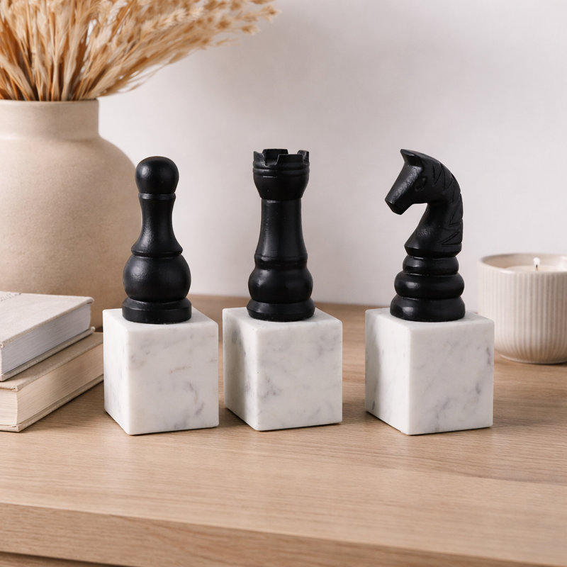 Sculpture décorative en forme de pièce d'échecs en marbre