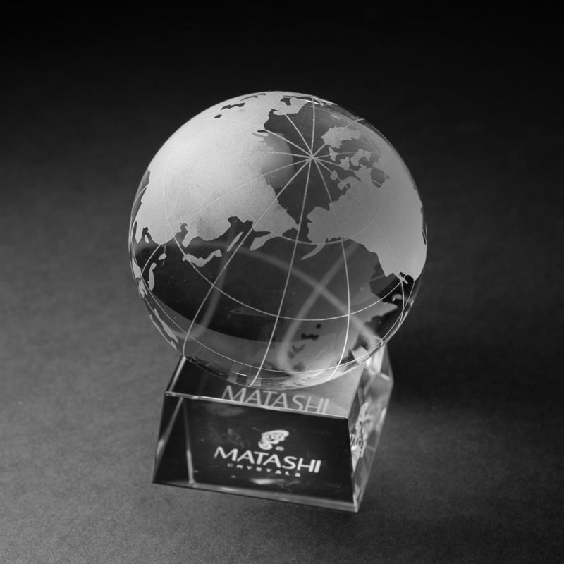 Décoration de globe en cristal gravé et de la base en forme de trapèze