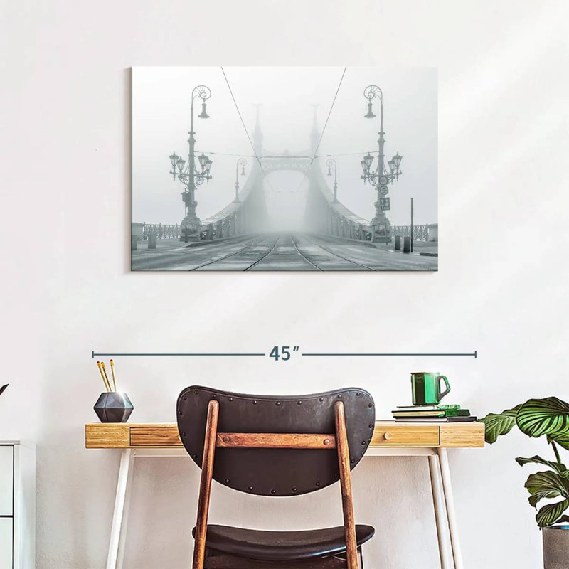 Lilie Foggy Liberty Bridge, H 24 po x l 36 po