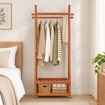 Portant à vêtements en bois massif avec roulettes verrouillables, grand panier de rangement inférieur et barre de suspension multi-crochets.