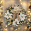 Couronne de poinsettias en or blanc.
